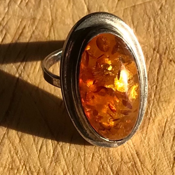 Large amber in silver ring 7.5 - Picture 2 of 5